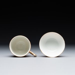 Two rare Chinese iron-red-decorated 'European scene' cups and a saucer, Qianlong — 照片 7