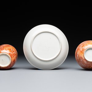Two rare Chinese iron-red-decorated 'European scene' cups and a saucer, Qianlong — 照片 8