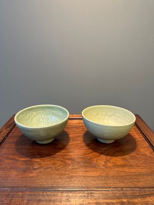 RETURNED 10/12/24 Two rare Chinese Longquan celadon bowls with figural anhua design, Yuan — 照片 1