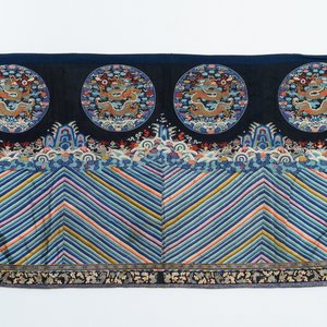 Two rectangular Chinese embroidered and painted silk panels, 19/20th C. — photo 2