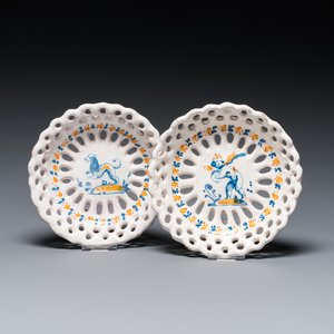 Two reticulated blue, white and yellow Italian maiolica tazzas with a dog and a putto, Faenza, 17th C. — 照片 1