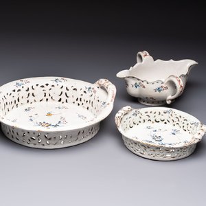 Two reticulated Brussels faience 'A la Haie Fleurie' baskets and a sauce boat, 18th C. — photo 1