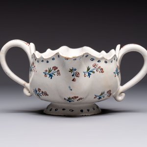 Two reticulated Brussels faience 'A la Haie Fleurie' baskets and a sauce boat, 18th C. — photo 11