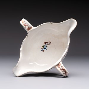 Two reticulated Brussels faience 'A la Haie Fleurie' baskets and a sauce boat, 18th C. — photo 12