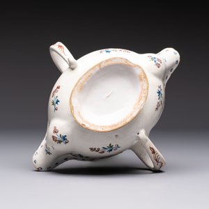 Two reticulated Brussels faience 'A la Haie Fleurie' baskets and a sauce boat, 18th C. — photo 13