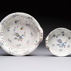 Two reticulated Brussels faience 'A la Haie Fleurie' baskets and a sauce boat, 18th C. — photo 6