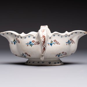 Two reticulated Brussels faience 'A la Haie Fleurie' baskets and a sauce boat, 18th C. — photo 8