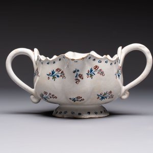 Two reticulated Brussels faience 'A la Haie Fleurie' baskets and a sauce boat, 18th C. — photo 9