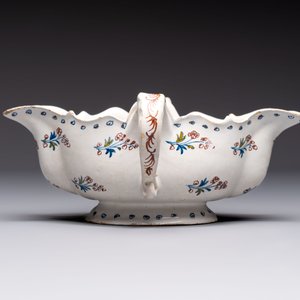 Two reticulated Brussels faience 'A la Haie Fleurie' baskets and a sauce boat, 18th C. — photo 10