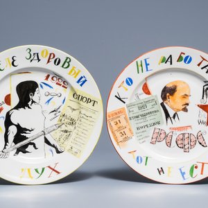 Two Russian porcelain Soviet propaganda plates, St. Petersburg, 1921-22 — 照片 1