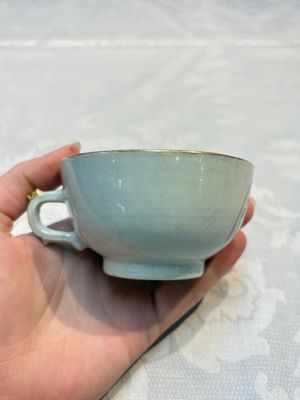 Two sets of Chinese export monogrammed polychrome cups and saucers, Qianlong/Jiaqing — photo 11