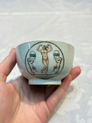 Two sets of Chinese export monogrammed polychrome cups and saucers, Qianlong/Jiaqing — photo 12