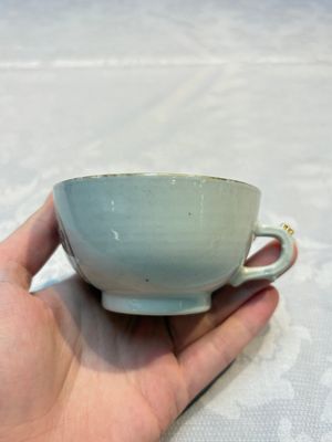 Two sets of Chinese export monogrammed polychrome cups and saucers, Qianlong/Jiaqing — photo 13