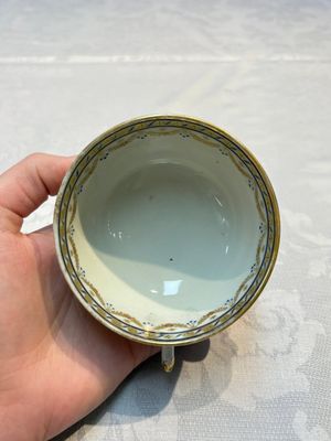 Two sets of Chinese export monogrammed polychrome cups and saucers, Qianlong/Jiaqing — photo 15
