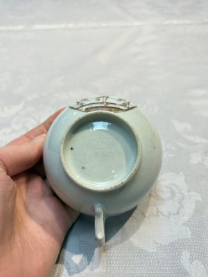 Two sets of Chinese export monogrammed polychrome cups and saucers, Qianlong/Jiaqing — photo 16