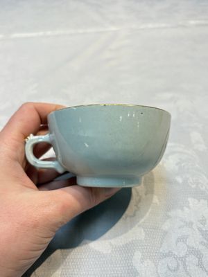 Two sets of Chinese export monogrammed polychrome cups and saucers, Qianlong/Jiaqing — photo 17