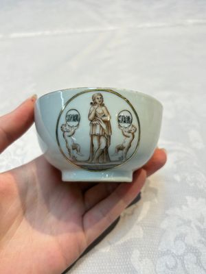 Two sets of Chinese export monogrammed polychrome cups and saucers, Qianlong/Jiaqing — photo 18