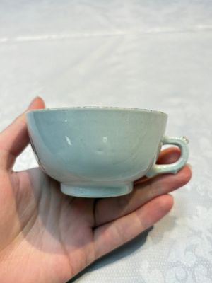 Two sets of Chinese export monogrammed polychrome cups and saucers, Qianlong/Jiaqing — photo 19