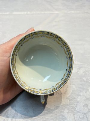 Two sets of Chinese export monogrammed polychrome cups and saucers, Qianlong/Jiaqing — photo 21