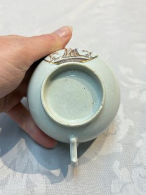 Two sets of Chinese export monogrammed polychrome cups and saucers, Qianlong/Jiaqing — photo 22