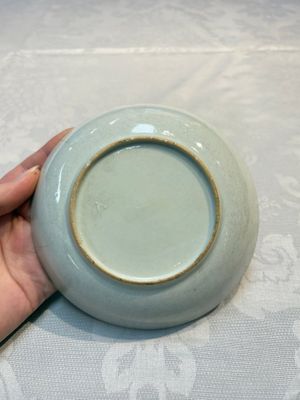 Two sets of Chinese export monogrammed polychrome cups and saucers, Qianlong/Jiaqing — photo 3