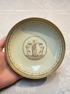 Two sets of Chinese export monogrammed polychrome cups and saucers, Qianlong/Jiaqing — photo 8