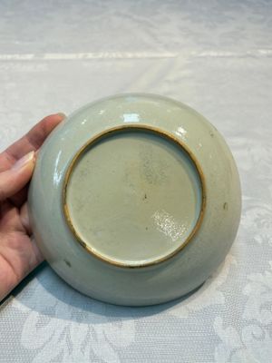 Two sets of Chinese export monogrammed polychrome cups and saucers, Qianlong/Jiaqing — photo 10