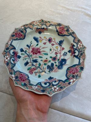 Two sets of six Chinese famille rose plates with peonies, Yongzheng/Qianlong — photo 1