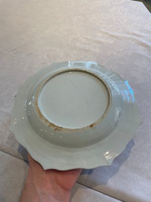 Two sets of six Chinese famille rose plates with peonies, Yongzheng/Qianlong — photo 11