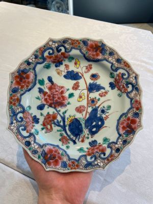Two sets of six Chinese famille rose plates with peonies, Yongzheng/Qianlong — photo 12
