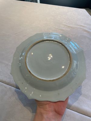 Two sets of six Chinese famille rose plates with peonies, Yongzheng/Qianlong — photo 13