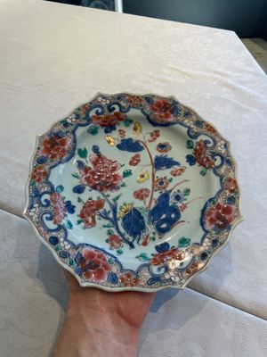 Two sets of six Chinese famille rose plates with peonies, Yongzheng/Qianlong — photo 14