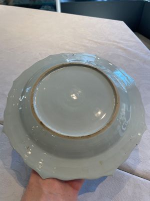 Two sets of six Chinese famille rose plates with peonies, Yongzheng/Qianlong — photo 15