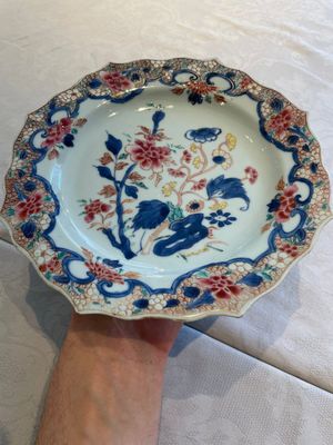 Two sets of six Chinese famille rose plates with peonies, Yongzheng/Qianlong — photo 16