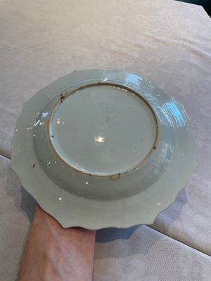Two sets of six Chinese famille rose plates with peonies, Yongzheng/Qianlong — photo 17