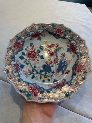 Two sets of six Chinese famille rose plates with peonies, Yongzheng/Qianlong — photo 18