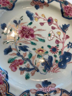 Two sets of six Chinese famille rose plates with peonies, Yongzheng/Qianlong — photo 2