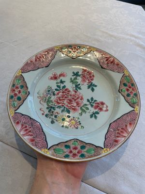 Two sets of six Chinese famille rose plates with peonies, Yongzheng/Qianlong — photo 21
