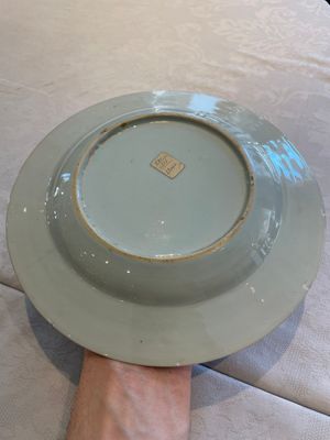 Two sets of six Chinese famille rose plates with peonies, Yongzheng/Qianlong — photo 22