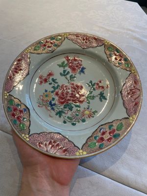 Two sets of six Chinese famille rose plates with peonies, Yongzheng/Qianlong — photo 24