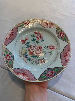 Two sets of six Chinese famille rose plates with peonies, Yongzheng/Qianlong — photo 26