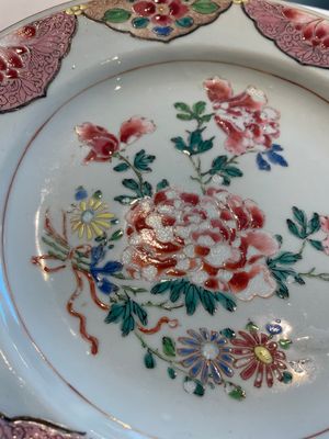 Two sets of six Chinese famille rose plates with peonies, Yongzheng/Qianlong — photo 27