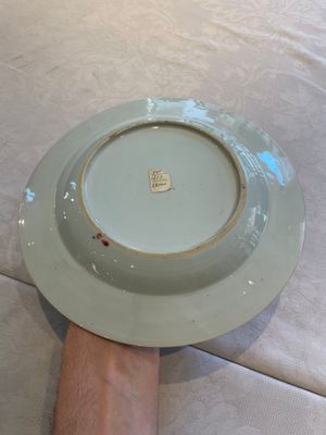 Two sets of six Chinese famille rose plates with peonies, Yongzheng/Qianlong — photo 28