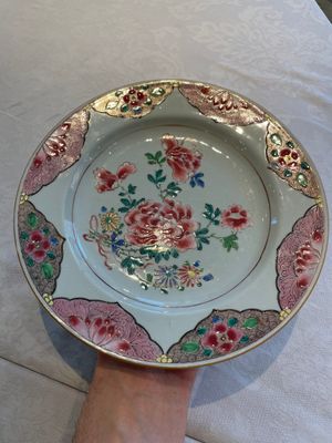 Two sets of six Chinese famille rose plates with peonies, Yongzheng/Qianlong — photo 29