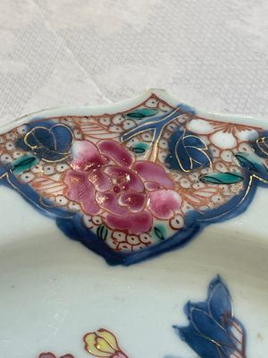 Two sets of six Chinese famille rose plates with peonies, Yongzheng/Qianlong — photo 3