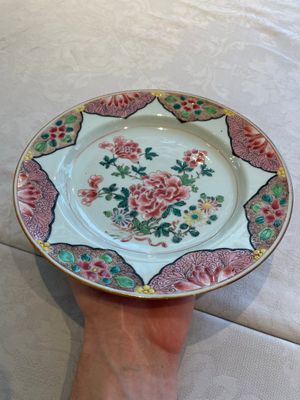 Two sets of six Chinese famille rose plates with peonies, Yongzheng/Qianlong — photo 31