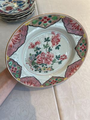 Two sets of six Chinese famille rose plates with peonies, Yongzheng/Qianlong — photo 32