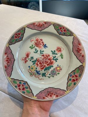 Two sets of six Chinese famille rose plates with peonies, Yongzheng/Qianlong — photo 34