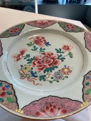 Two sets of six Chinese famille rose plates with peonies, Yongzheng/Qianlong — photo 35