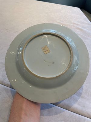 Two sets of six Chinese famille rose plates with peonies, Yongzheng/Qianlong — photo 36